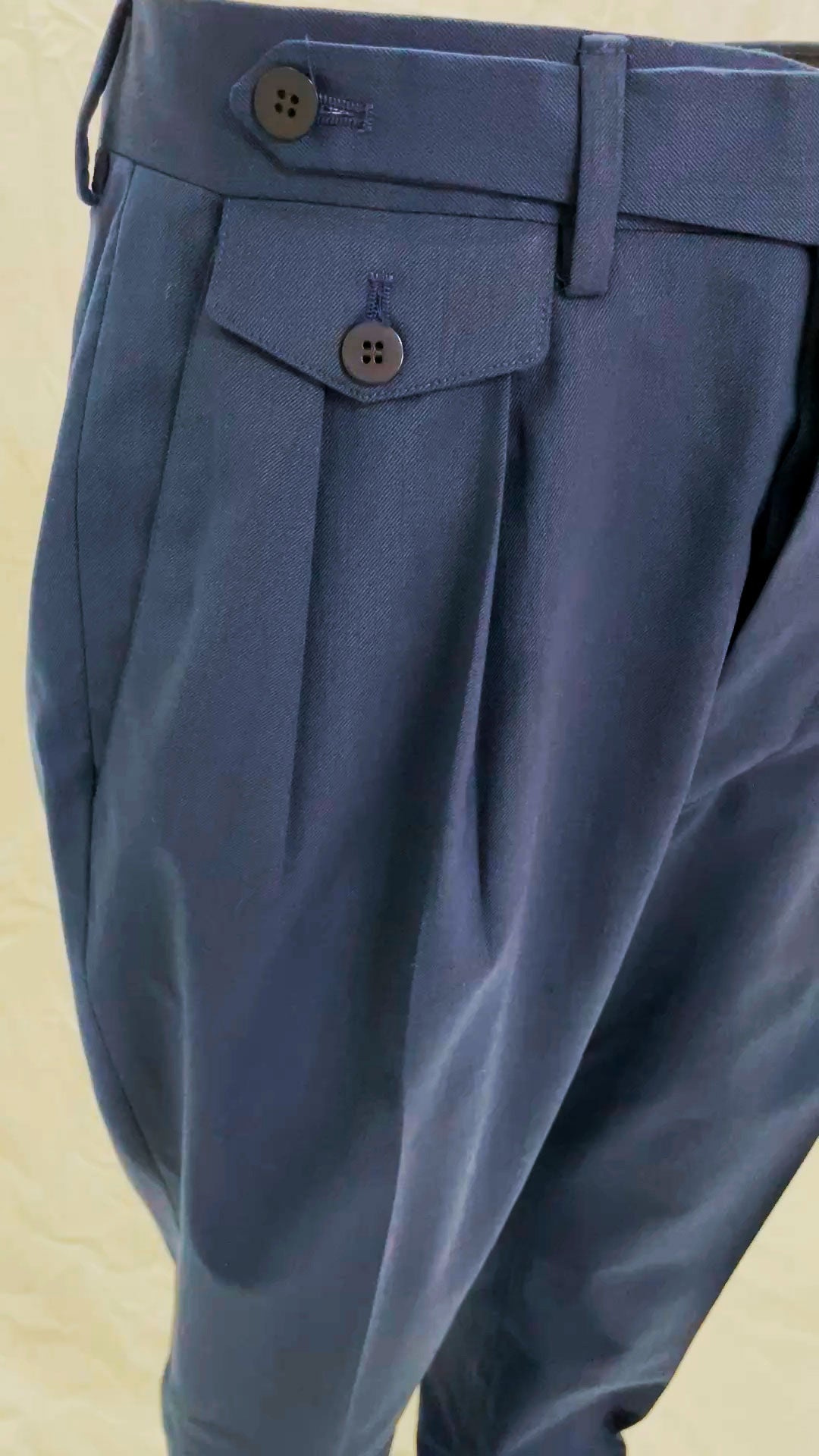 Pantalone Blu con Pinces – Sartoriale, Tasca America, Taglio Moderno