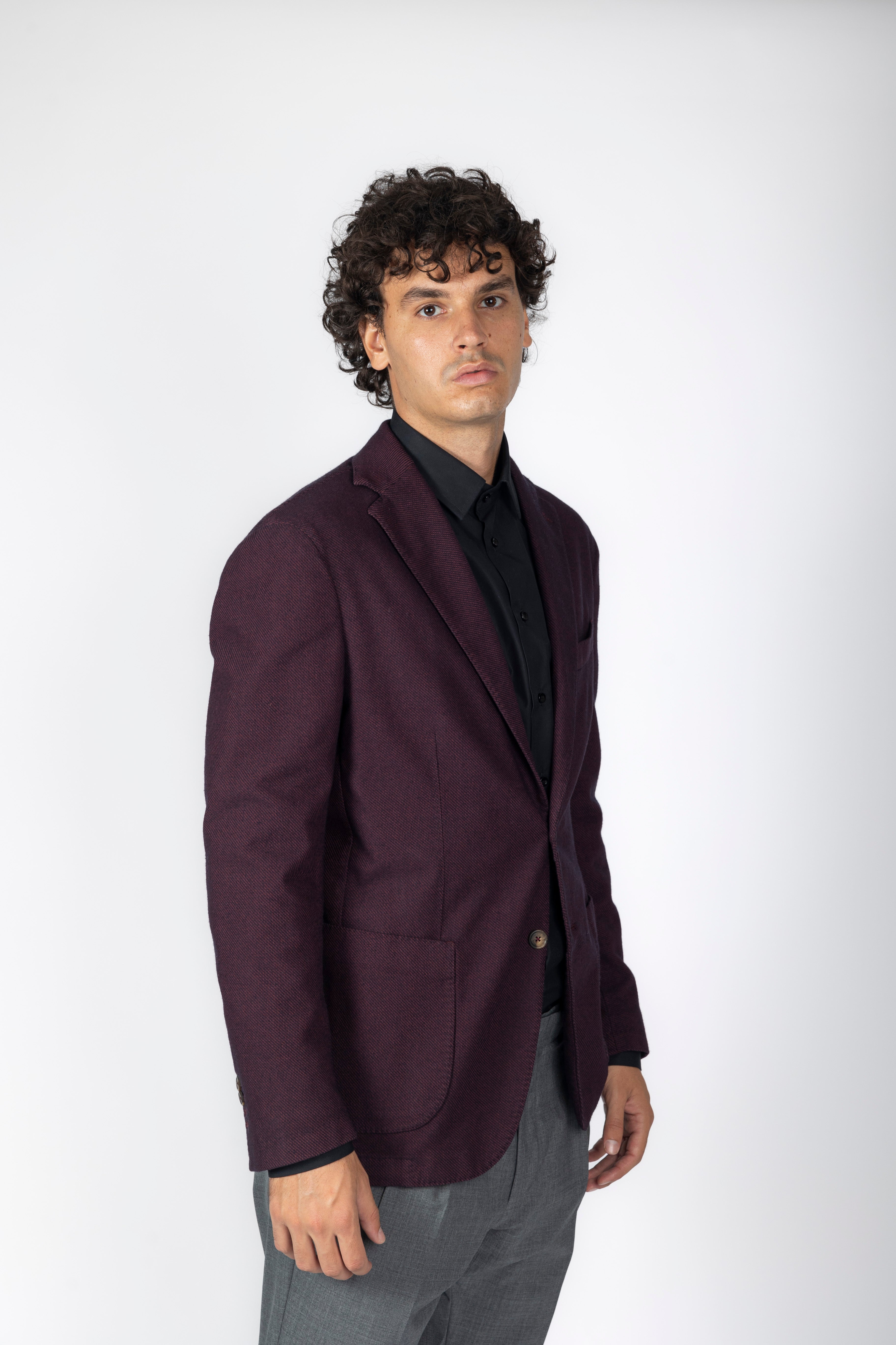 Giacca bordeau, due bottoni in flanella, sfoderata. Rever 8cm