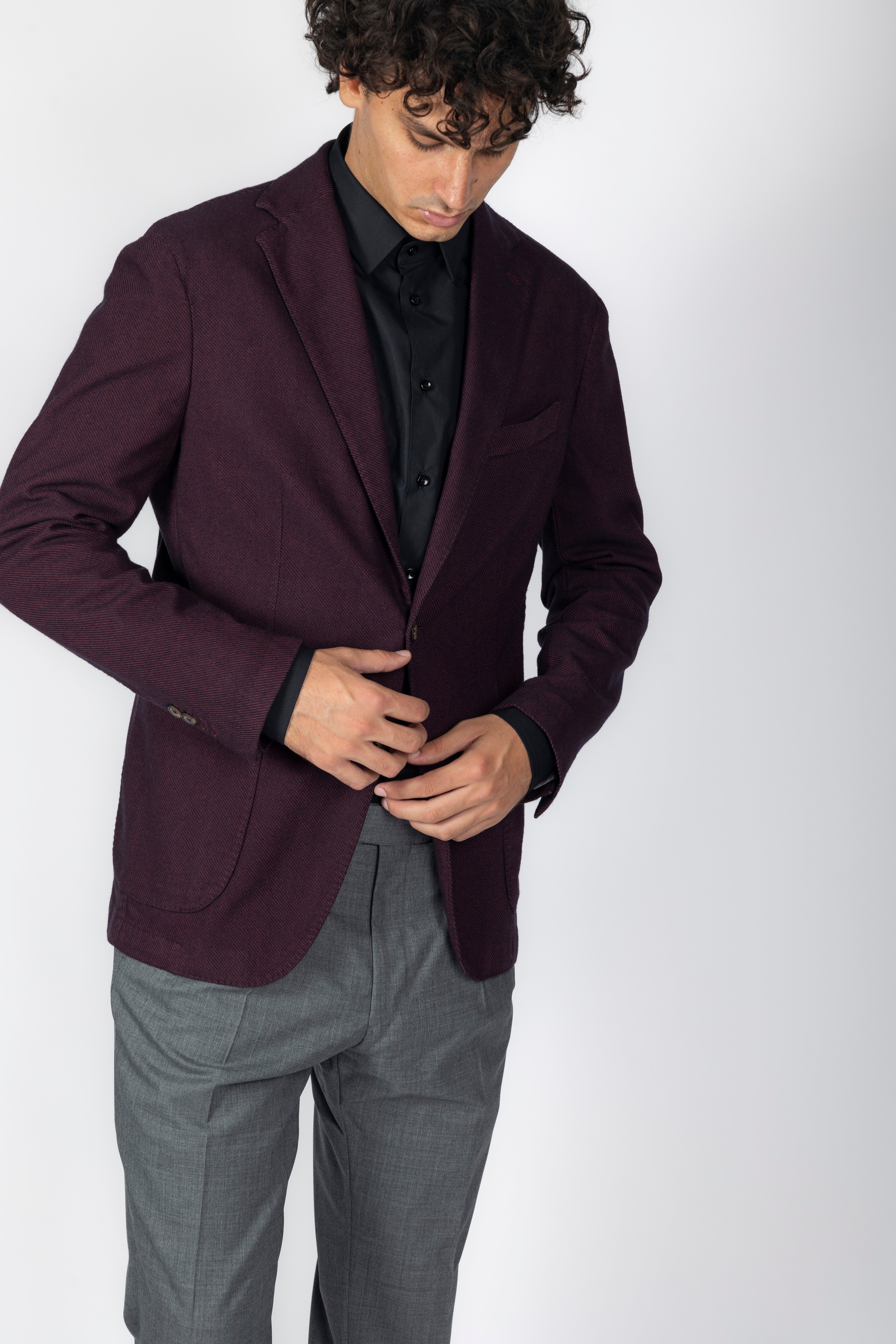 Giacca bordeau, due bottoni in flanella, sfoderata. Rever 8cm