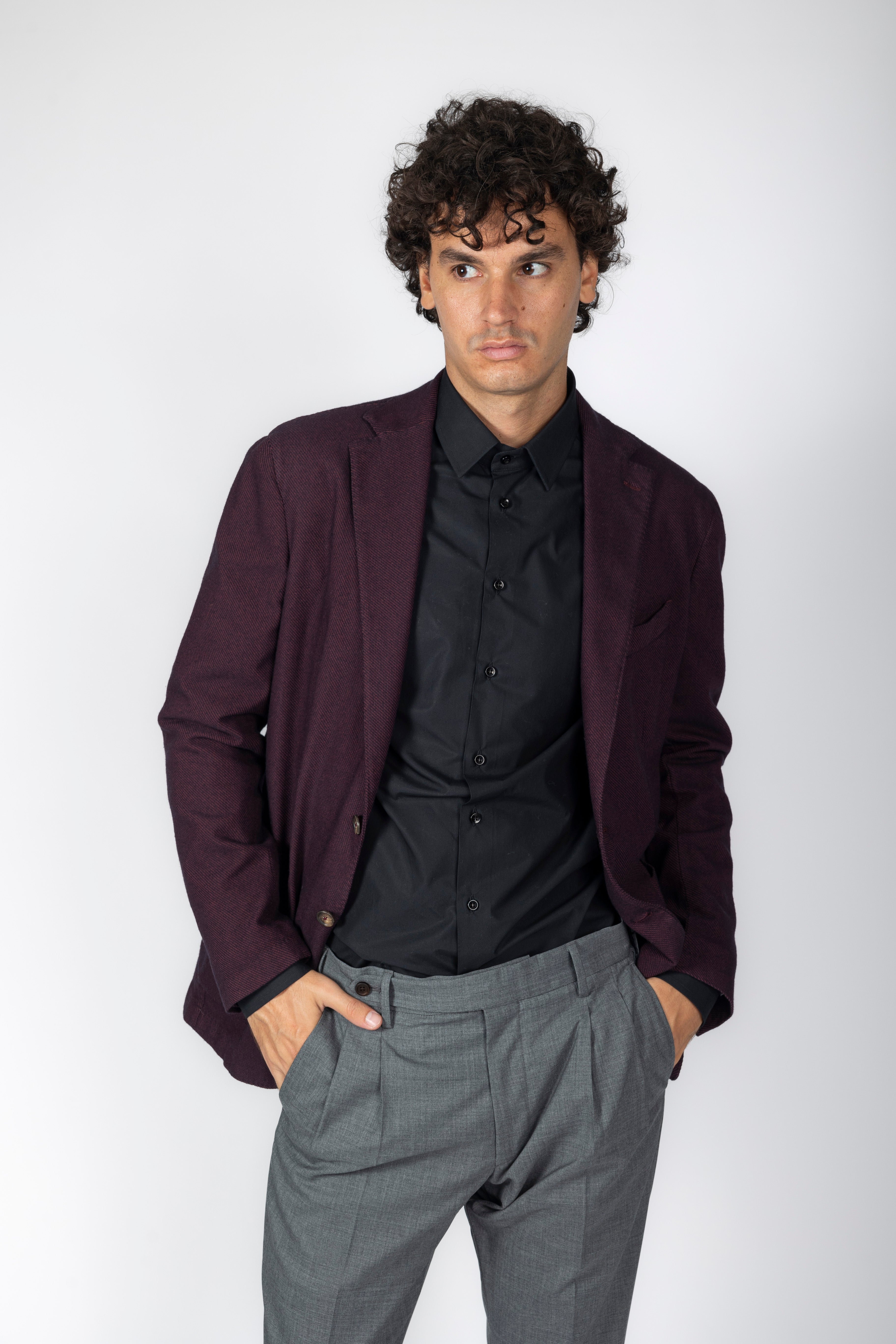 Giacca bordeau, due bottoni in flanella, sfoderata. Rever 8cm