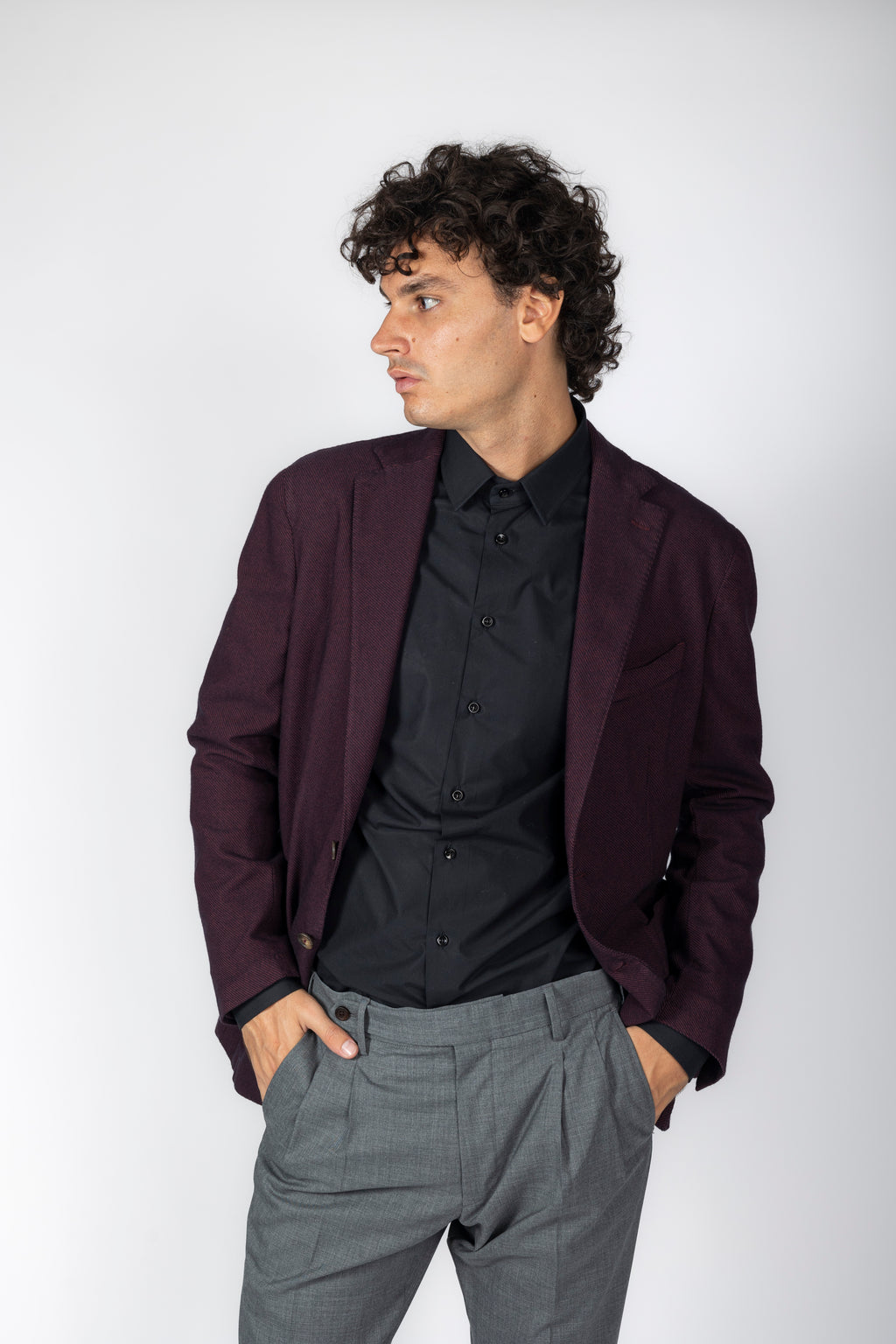 Giacca bordeau, due bottoni in flanella, sfoderata. Rever 8cm