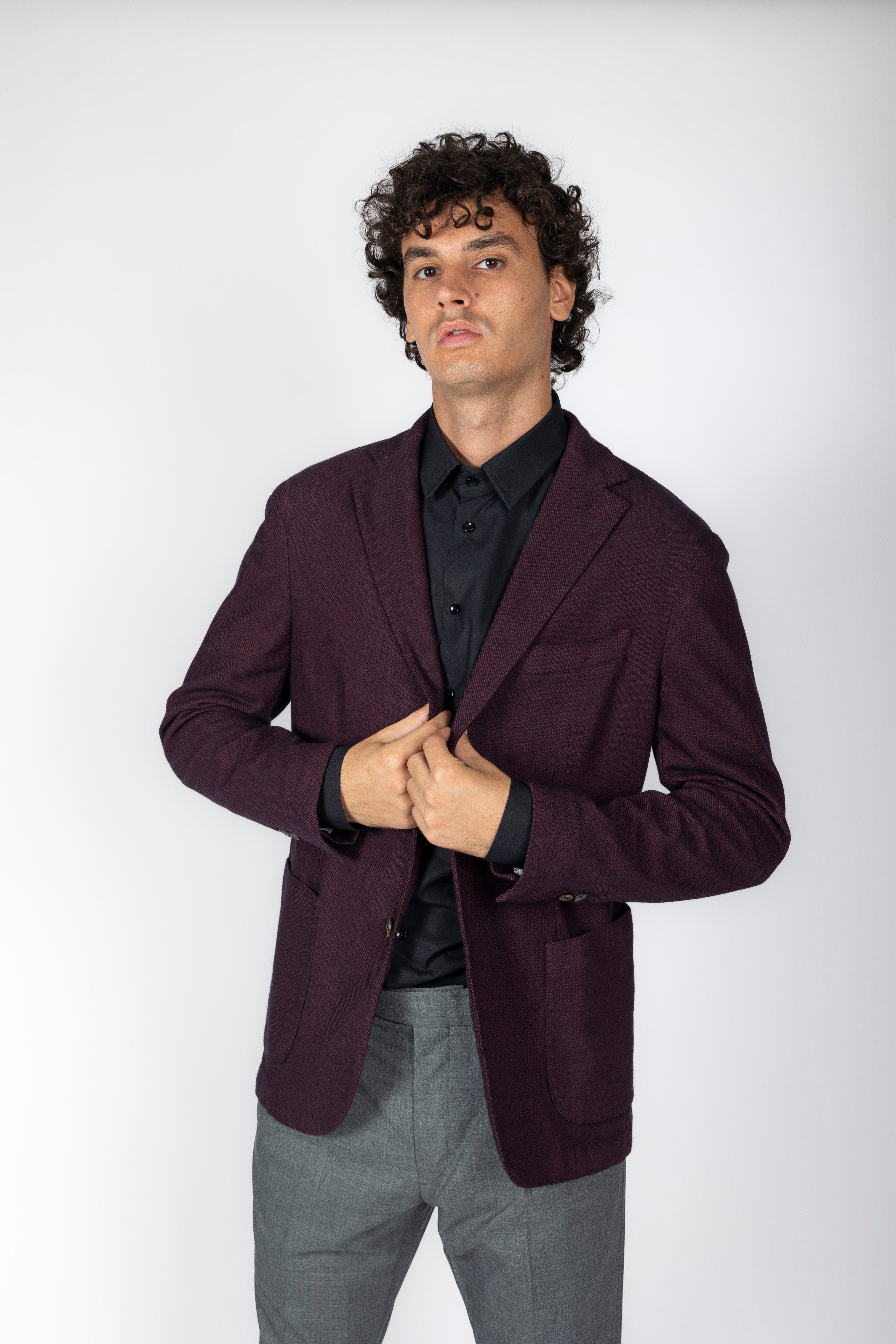 Giacca bordeau, due bottoni in flanella, sfoderata. Rever 8cm