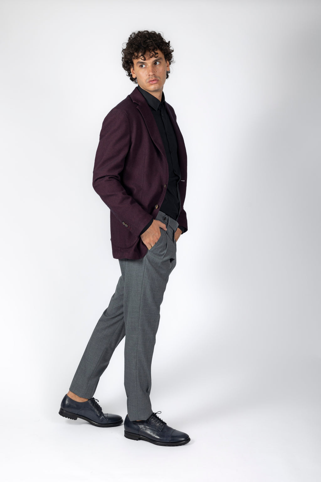 Giacca bordeau, due bottoni in flanella, sfoderata. Rever 8cm