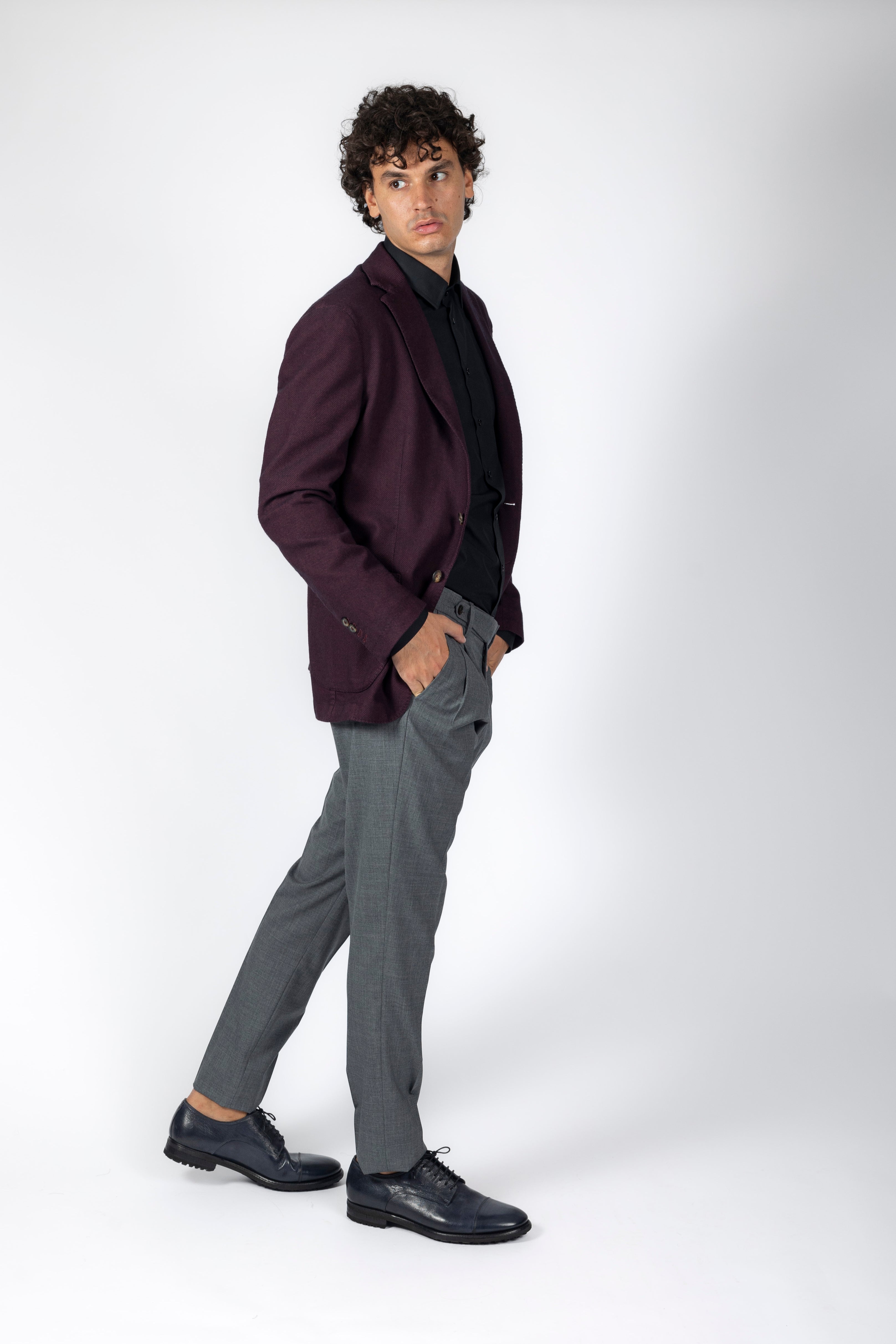 Giacca bordeau, due bottoni in flanella, sfoderata. Rever 8cm