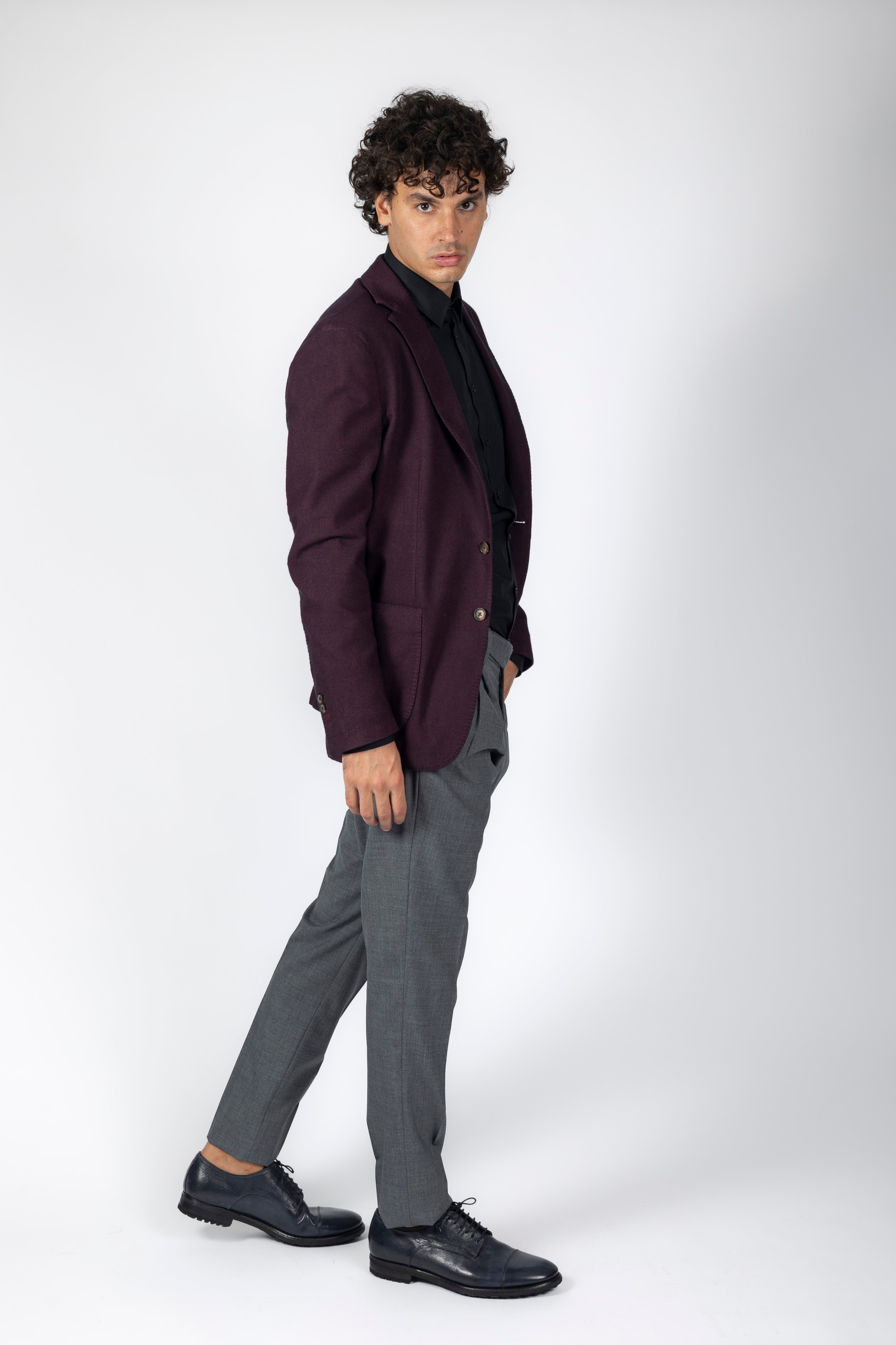 Giacca bordeau, due bottoni in flanella, sfoderata. Rever 8cm