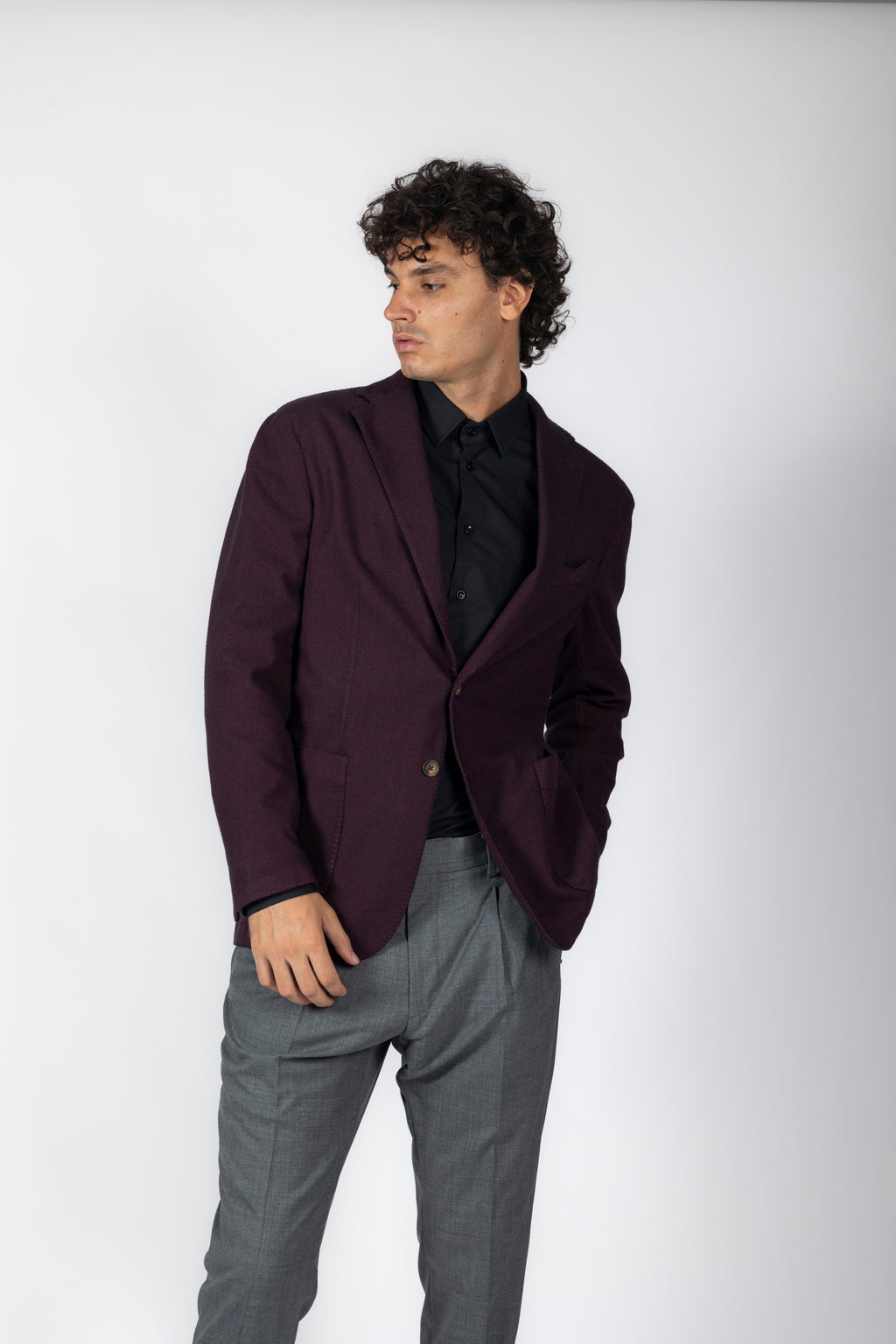 Giacca bordeau, due bottoni in flanella, sfoderata. Rever 8cm