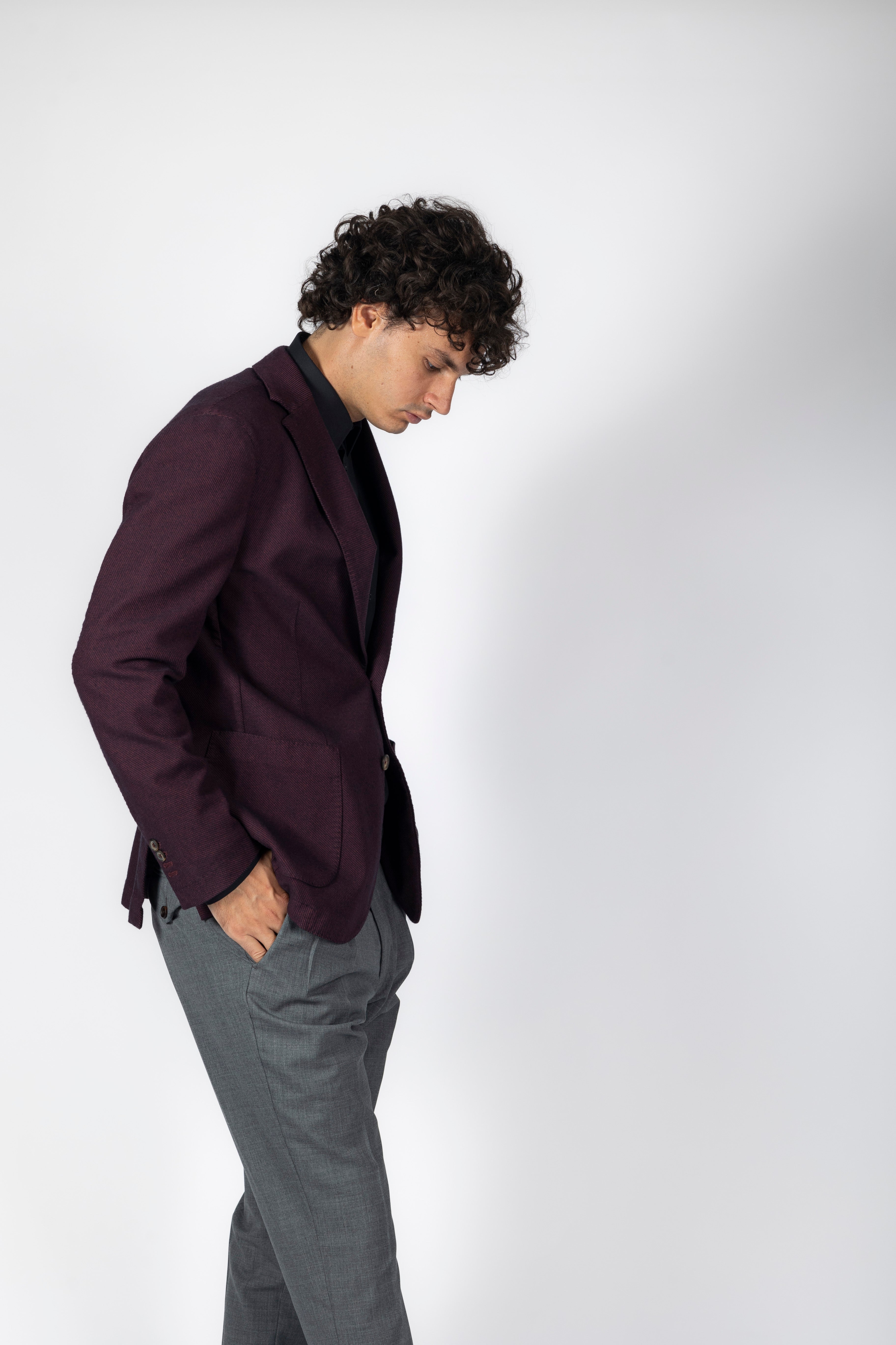 Giacca bordeau, due bottoni in flanella, sfoderata. Rever 8cm