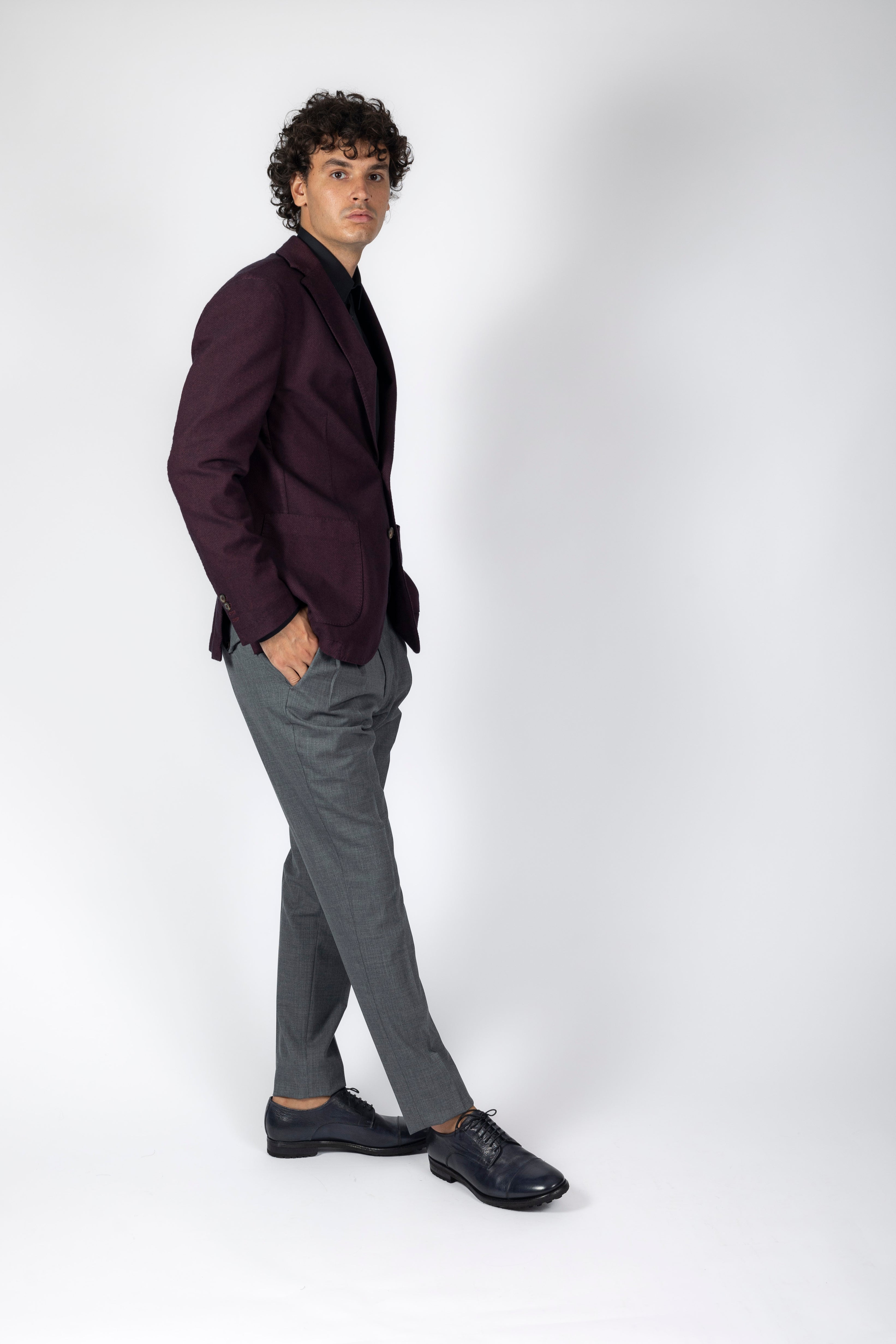 Giacca bordeau, due bottoni in flanella, sfoderata. Rever 8cm