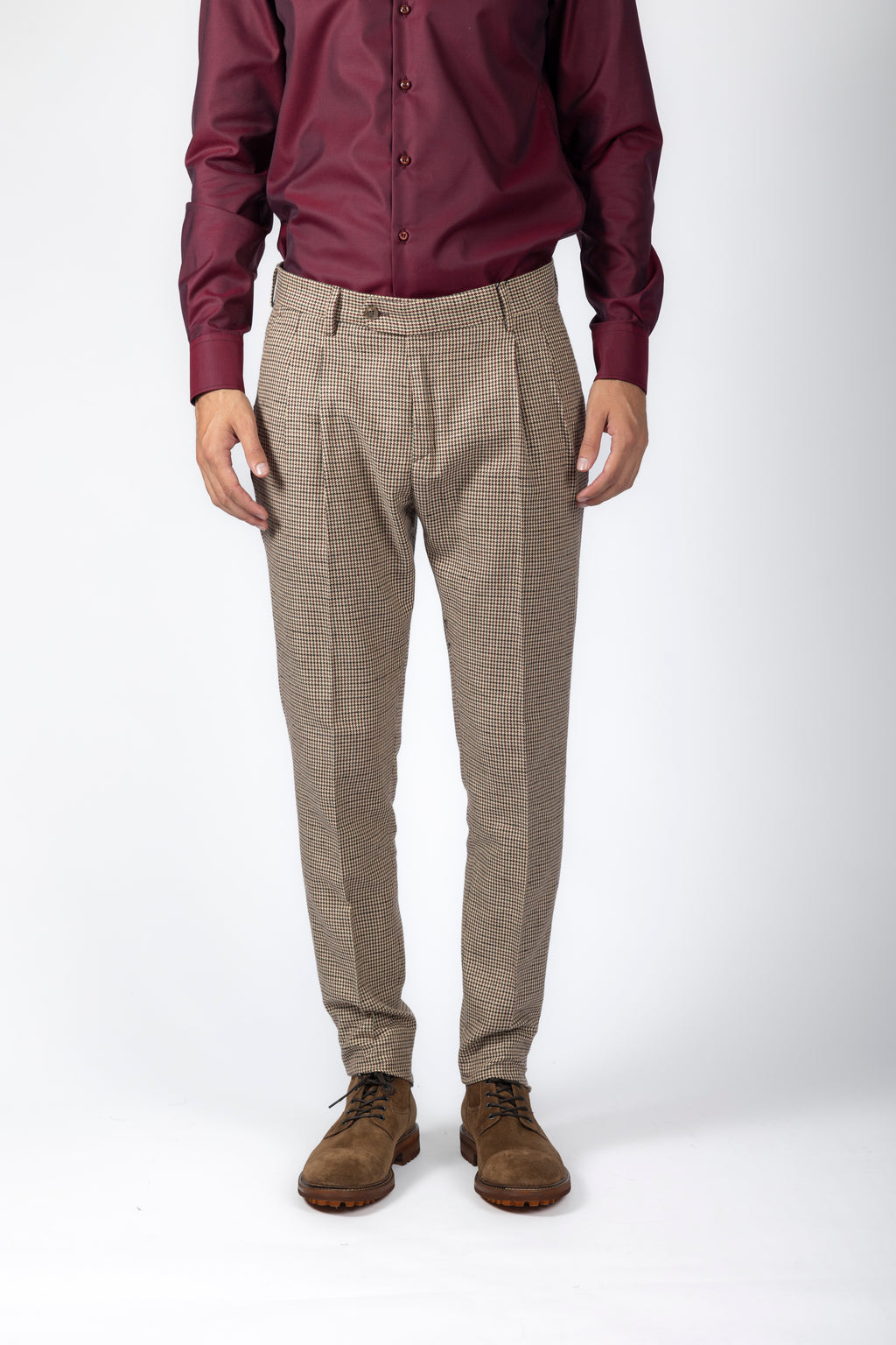 Pantalone con pinces in misto lana, in tessuto spigato.