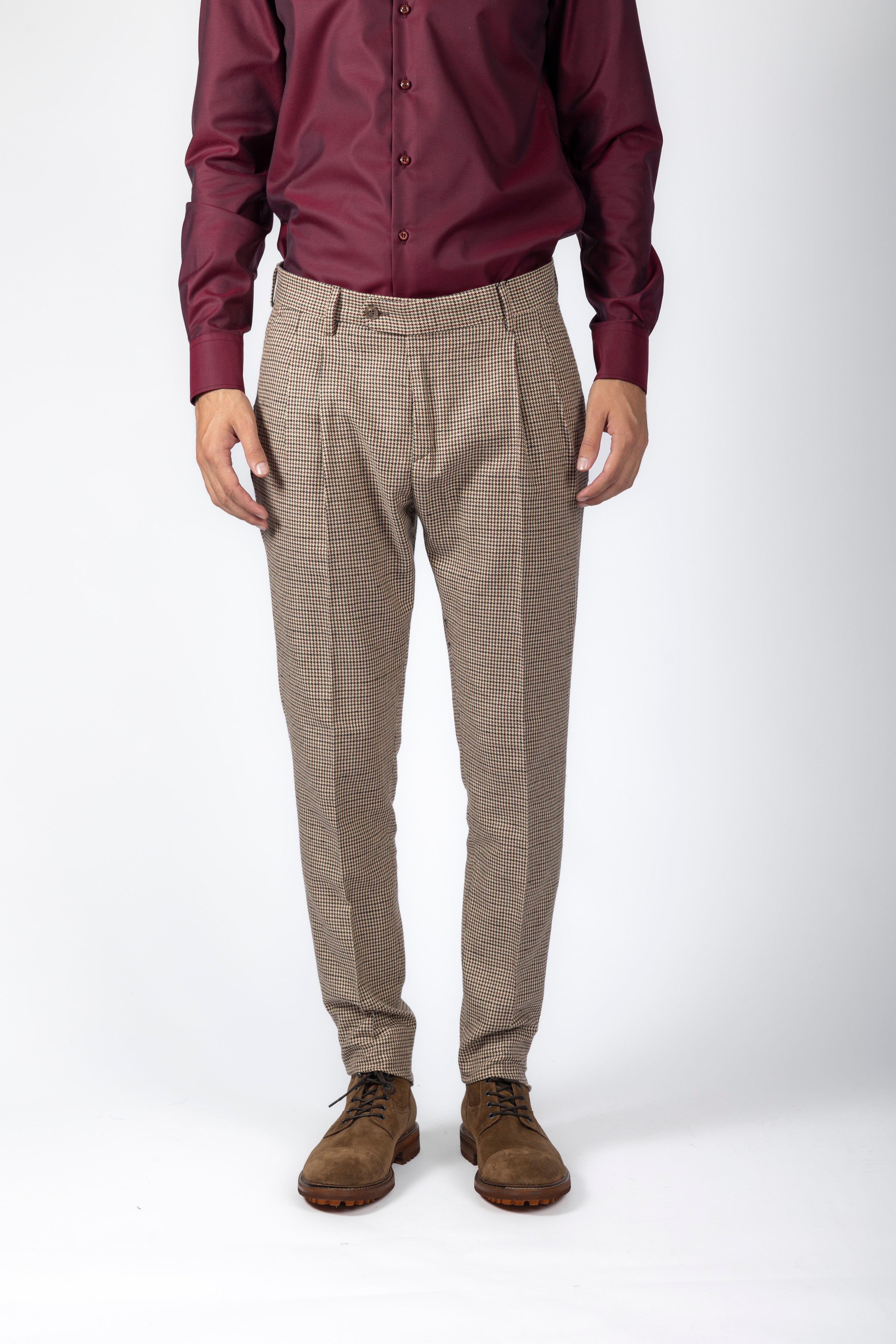 Pantalone con pinces in misto lana, in tessuto spigato.