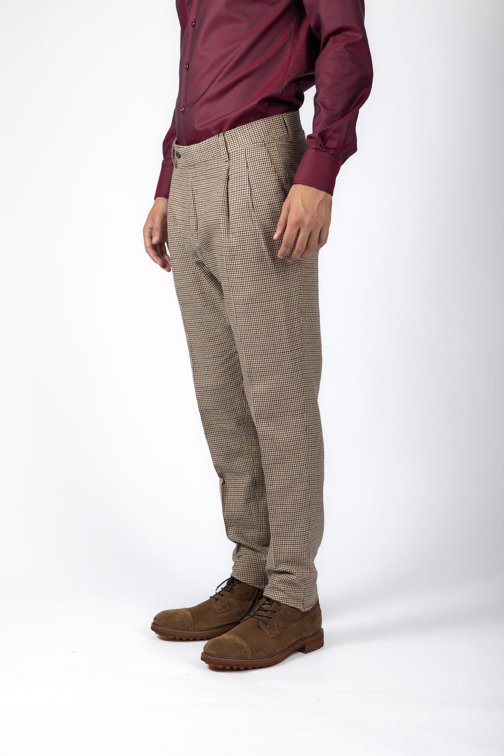 Pantalone con pinces in misto lana, in tessuto spigato.