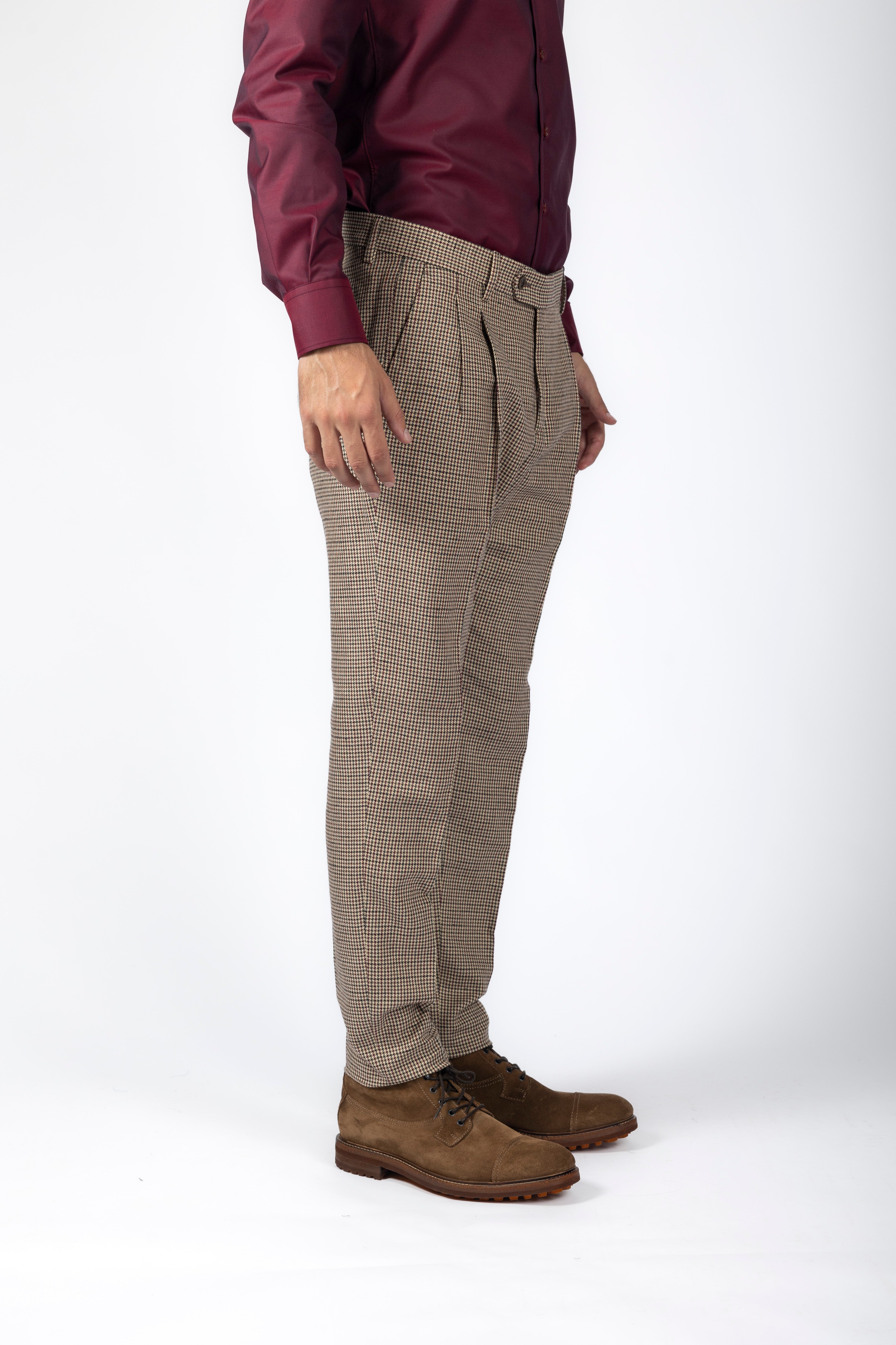 Pantalone con pinces in misto lana, in tessuto spigato.