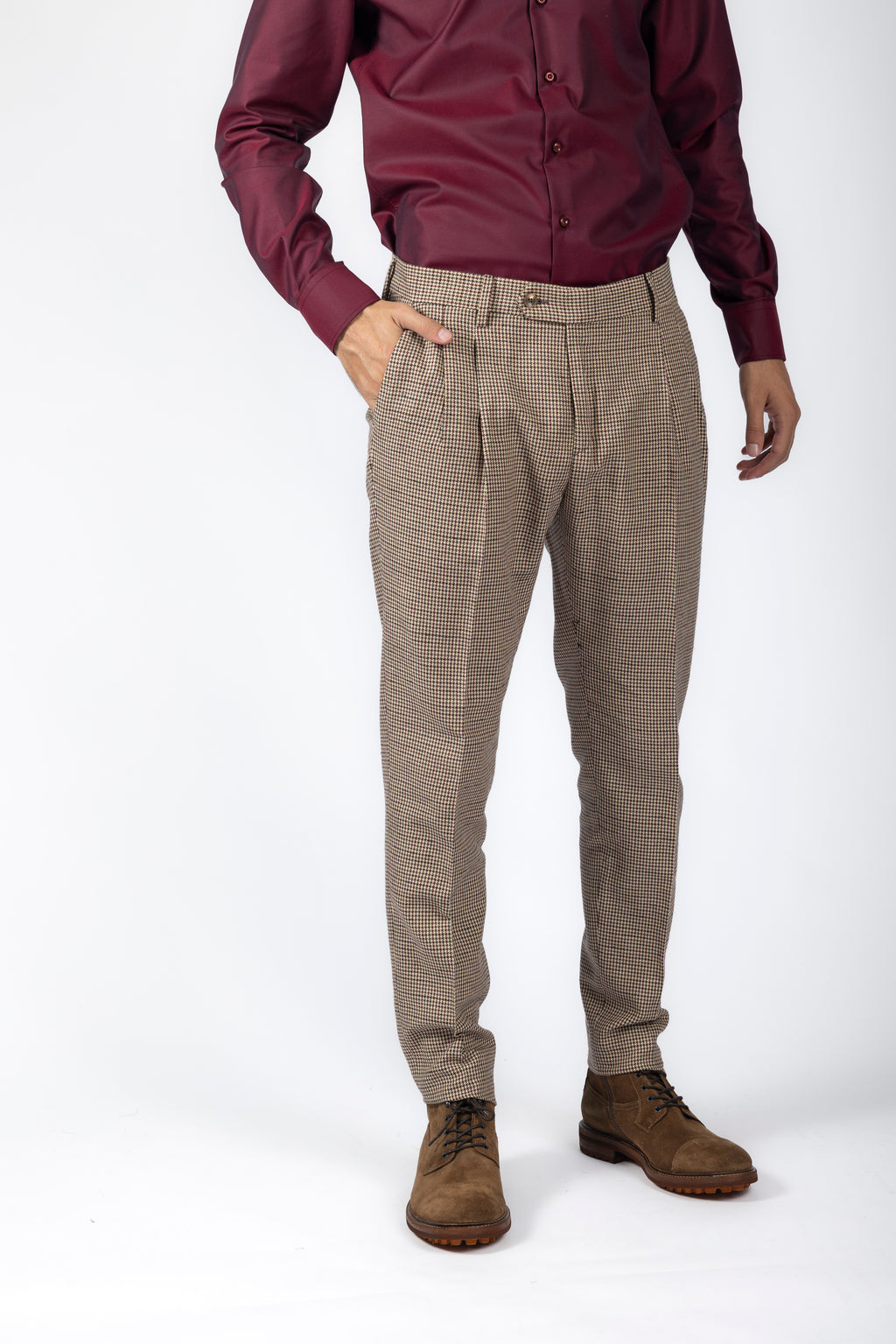 Pantalone con pinces in misto lana, in tessuto spigato.