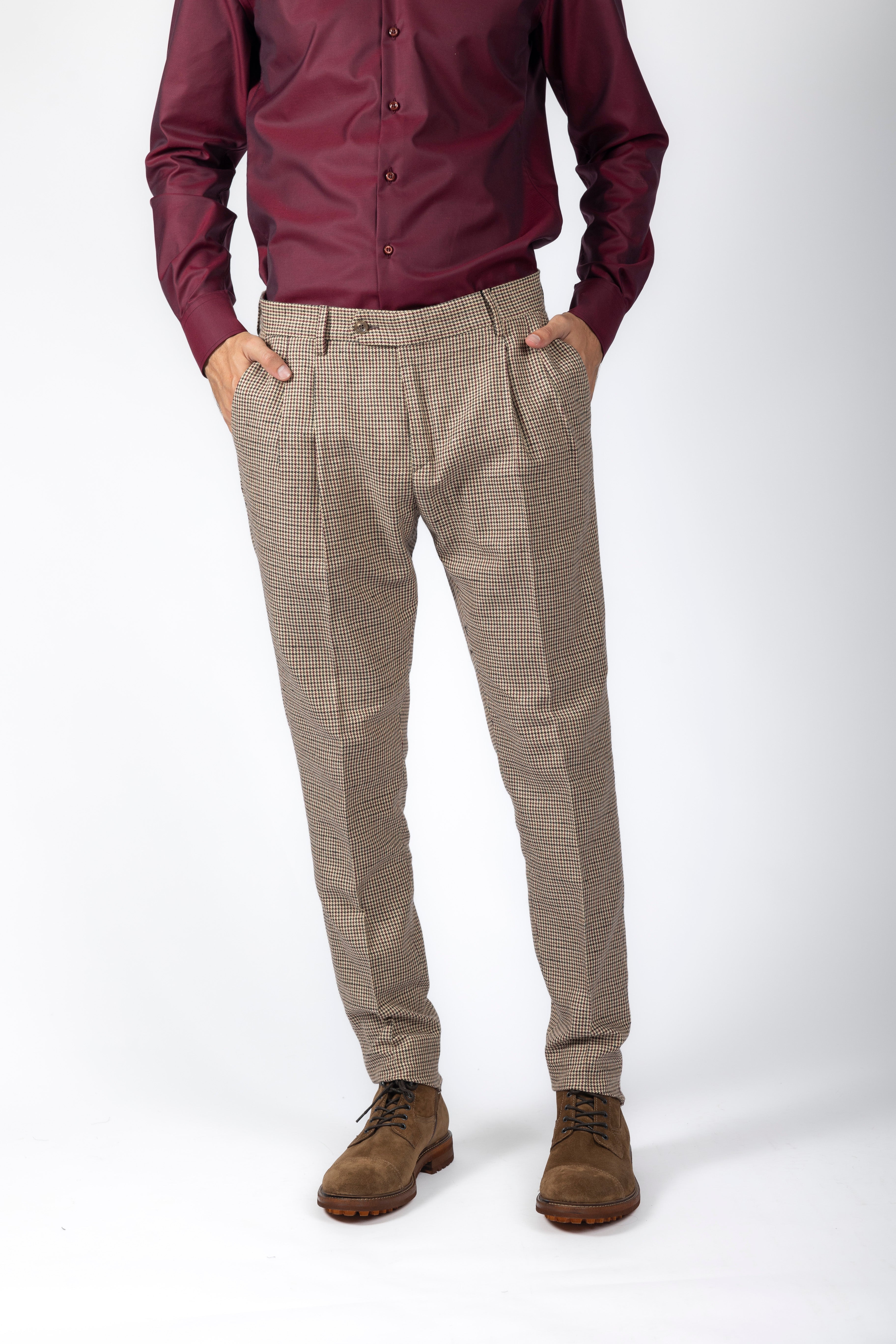 Pantalone con pinces in misto lana, in tessuto spigato.