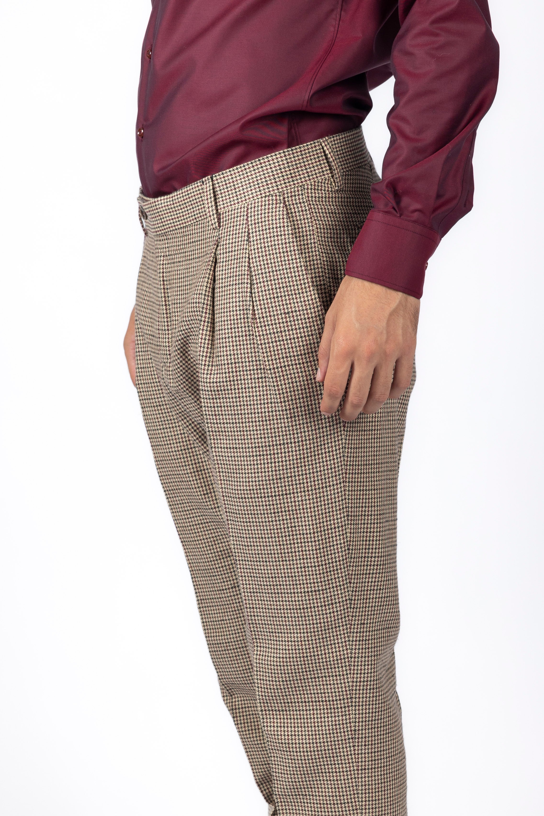 Pantalone con pinces in misto lana, in tessuto spigato.