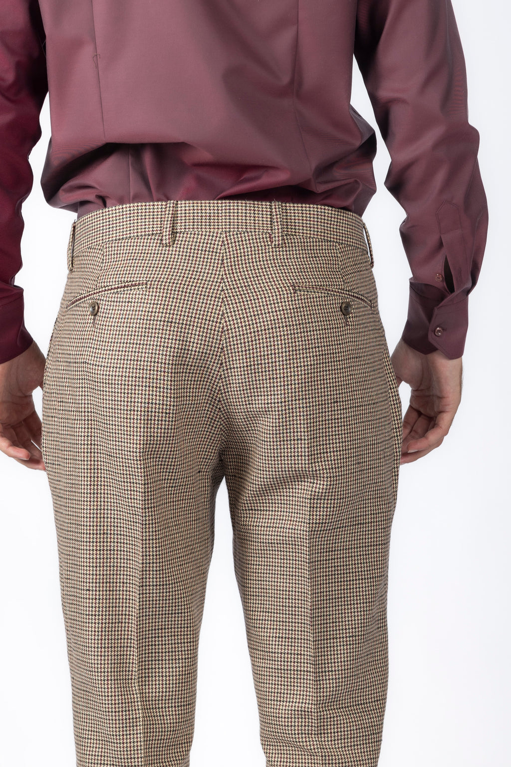 Pantalone con pinces in misto lana, in tessuto spigato.