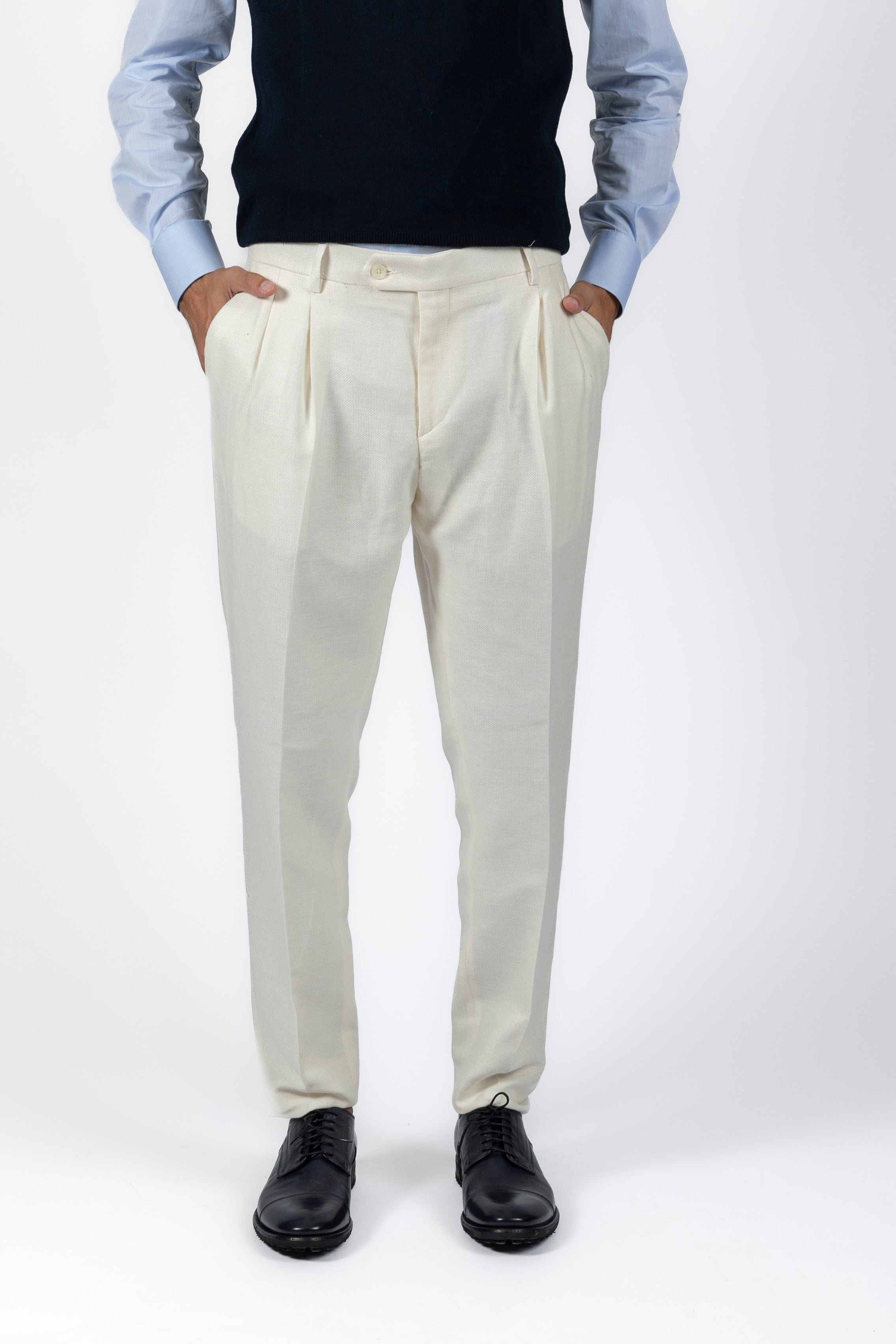 Pantalone bianco relax fit in lana strech, con pinces
