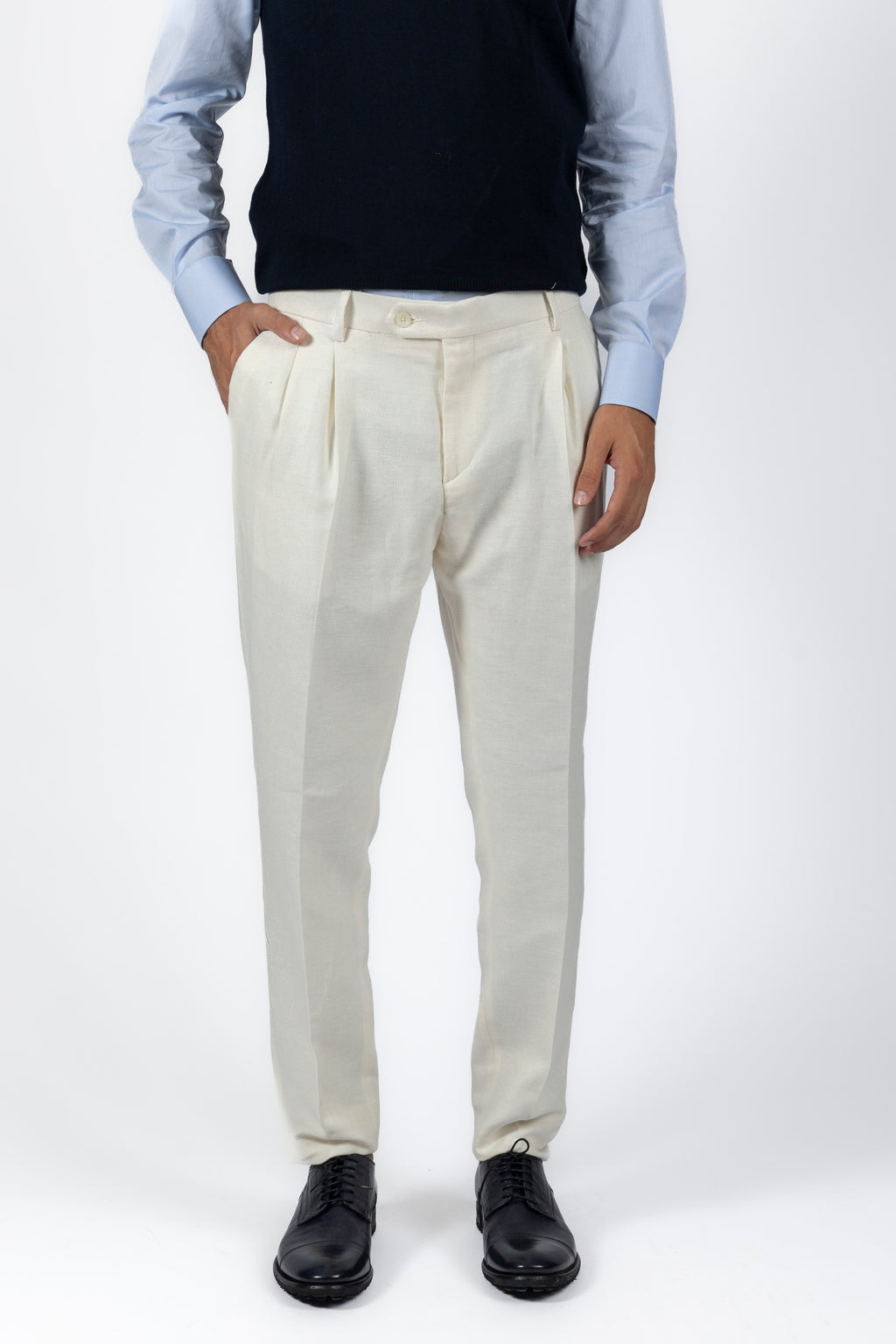 Pantalone bianco relax fit in lana strech, con pinces