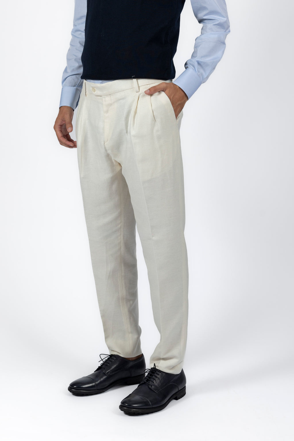 Pantalone bianco relax fit in lana strech, con pinces