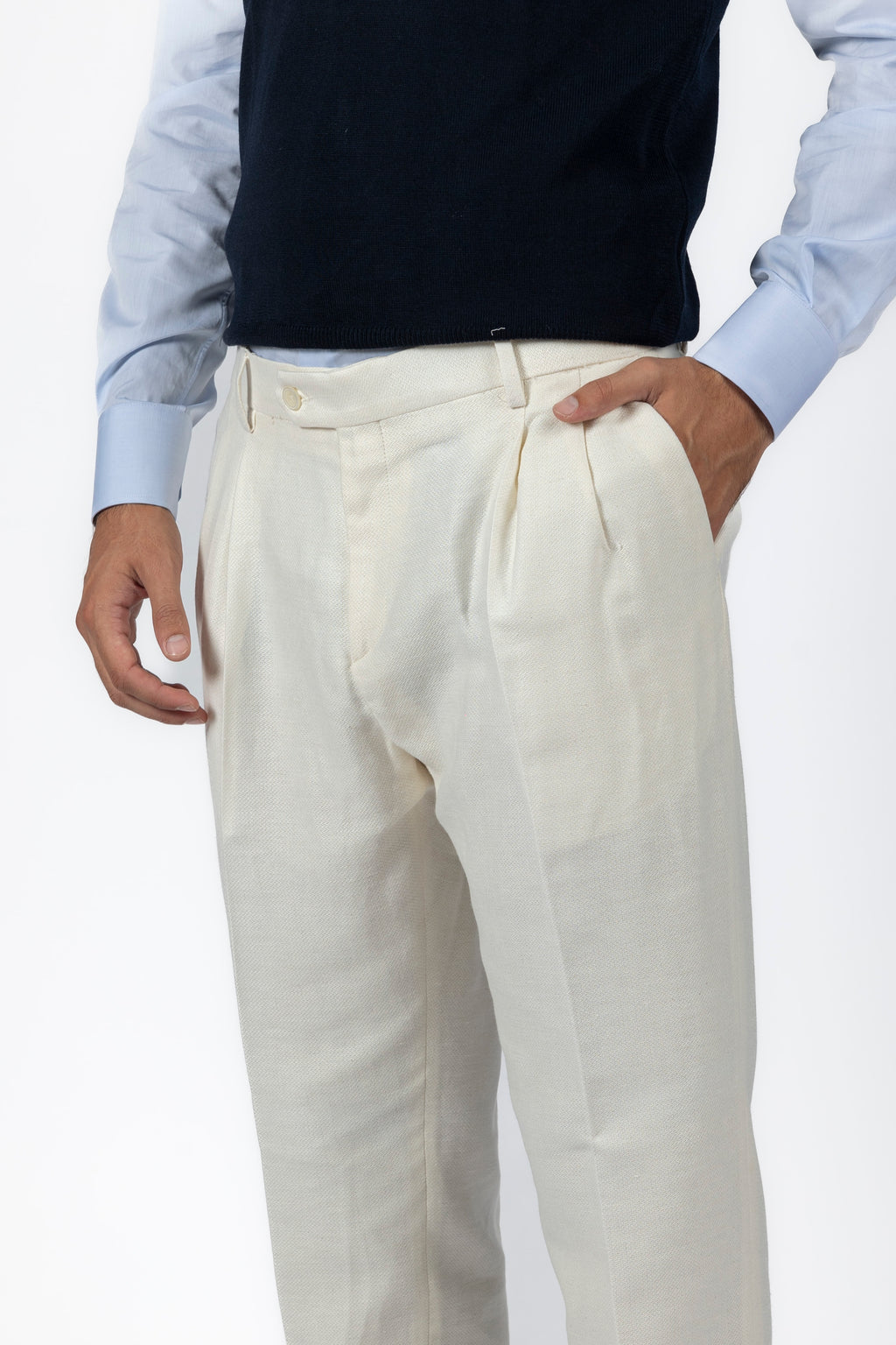 Pantalone bianco relax fit in lana strech, con pinces
